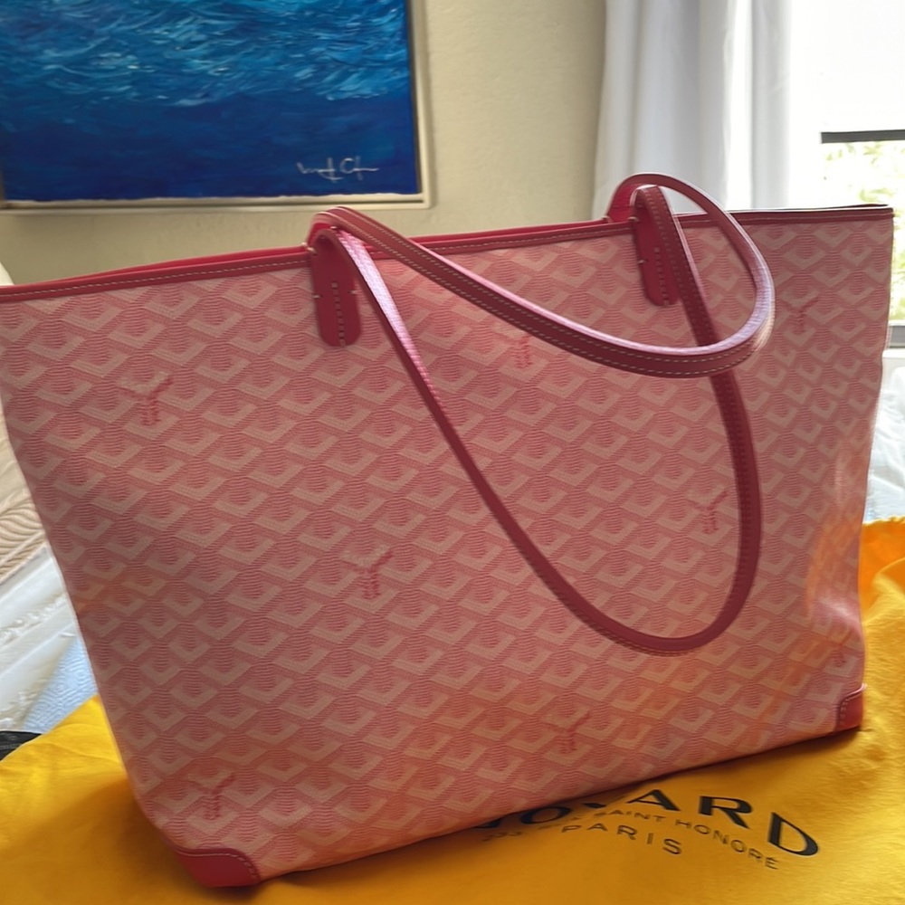 Limited Edition Goyard Artois MM PINK!!!! Was only available in Japan.